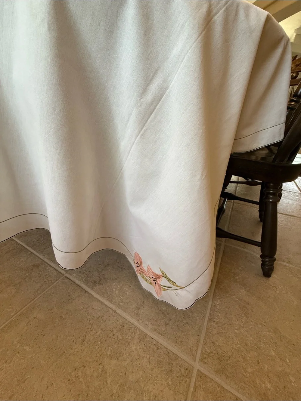 Villeroy & Boch Embroidered Pink Lily Scalloped Tablecloth 58